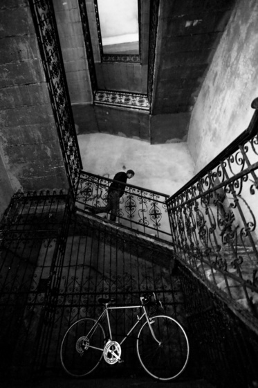Kothencz Attila: lépcsőházban