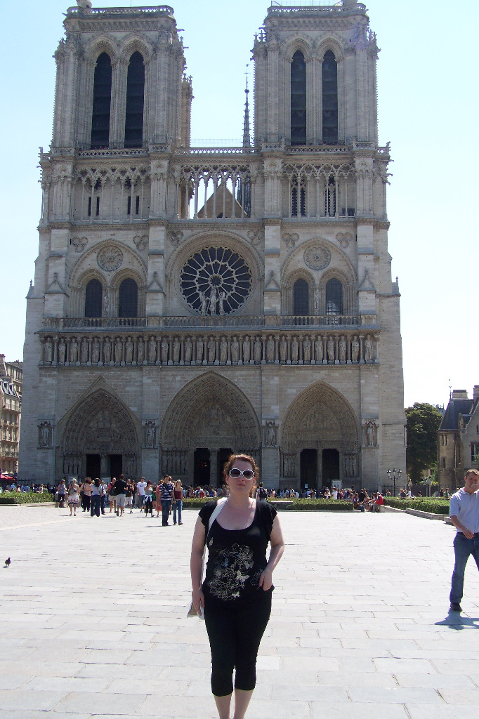 Adri a Notre Dame előtt