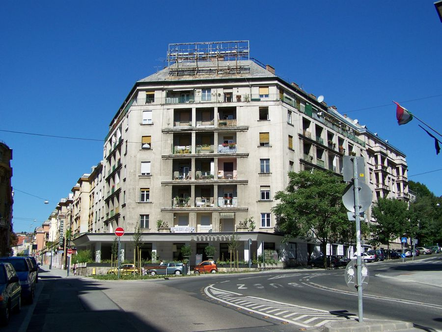 Keleti Károly utca és a Bimbó út elágazása.