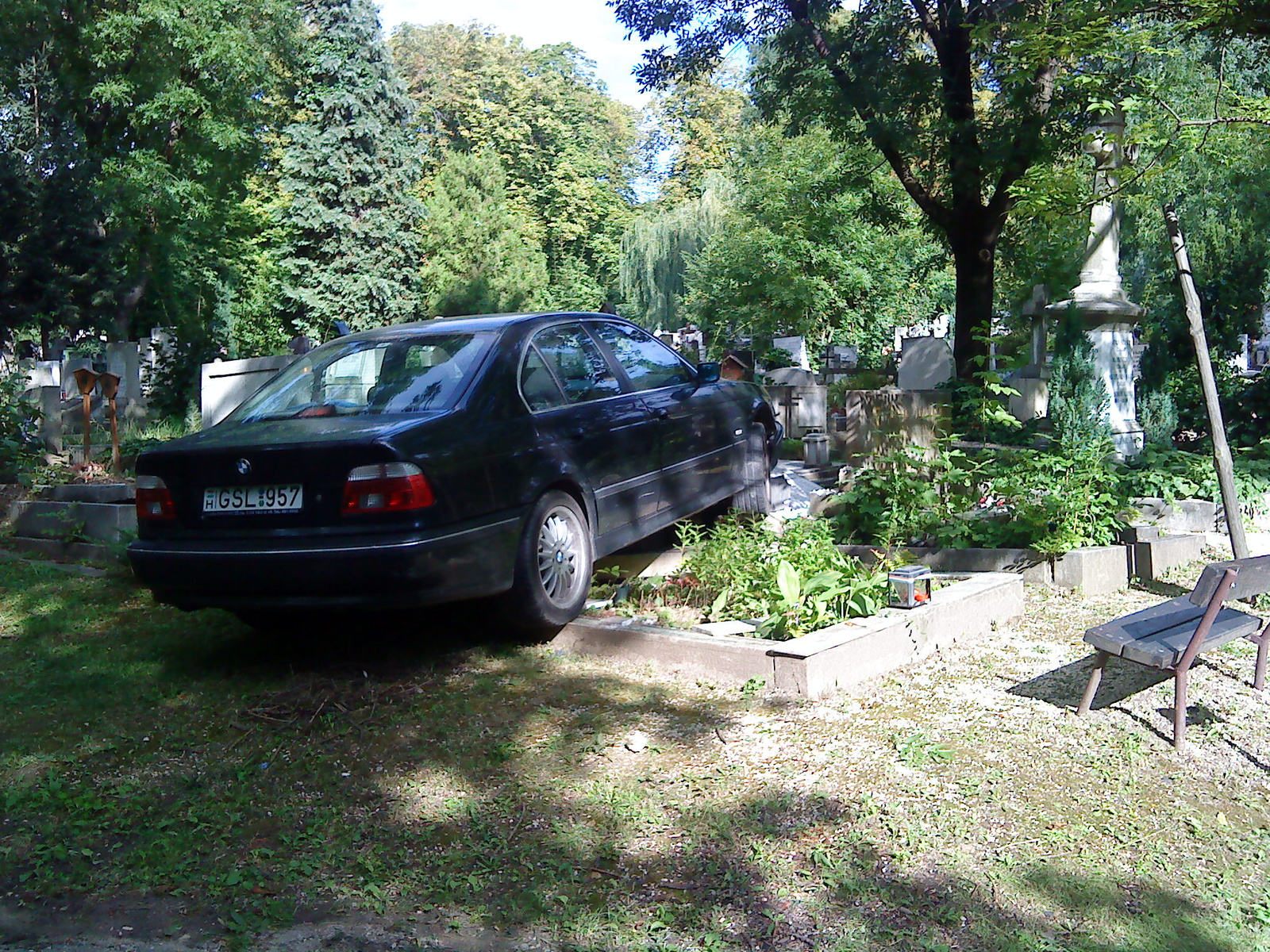 BMW a farkasréti temetőben 2