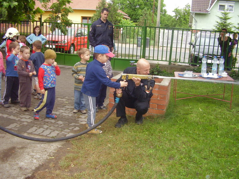 2009.05.28.ovi Tűzoltókkal 047