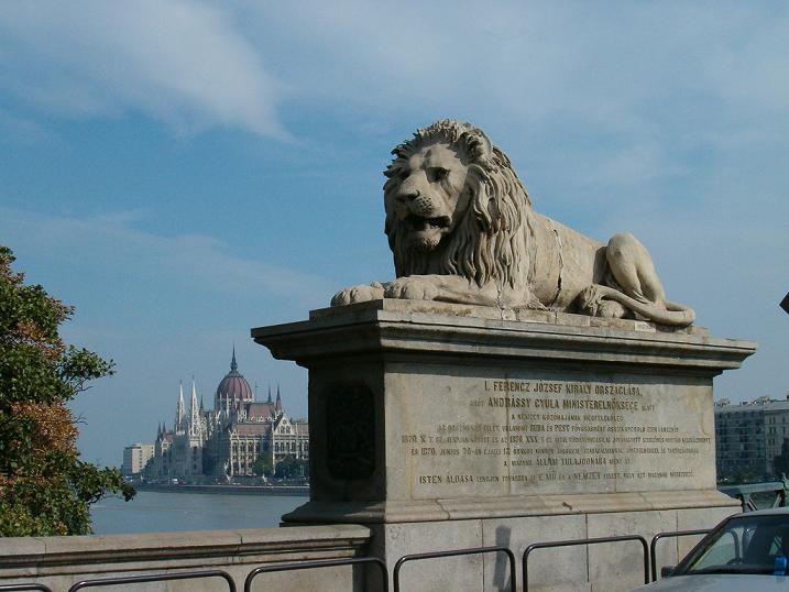 A Parlament, a Duna és az Oroszlános híd
