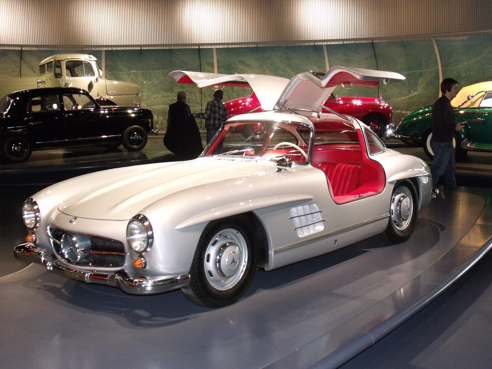 Mercedes múzeum Stuttgart 325