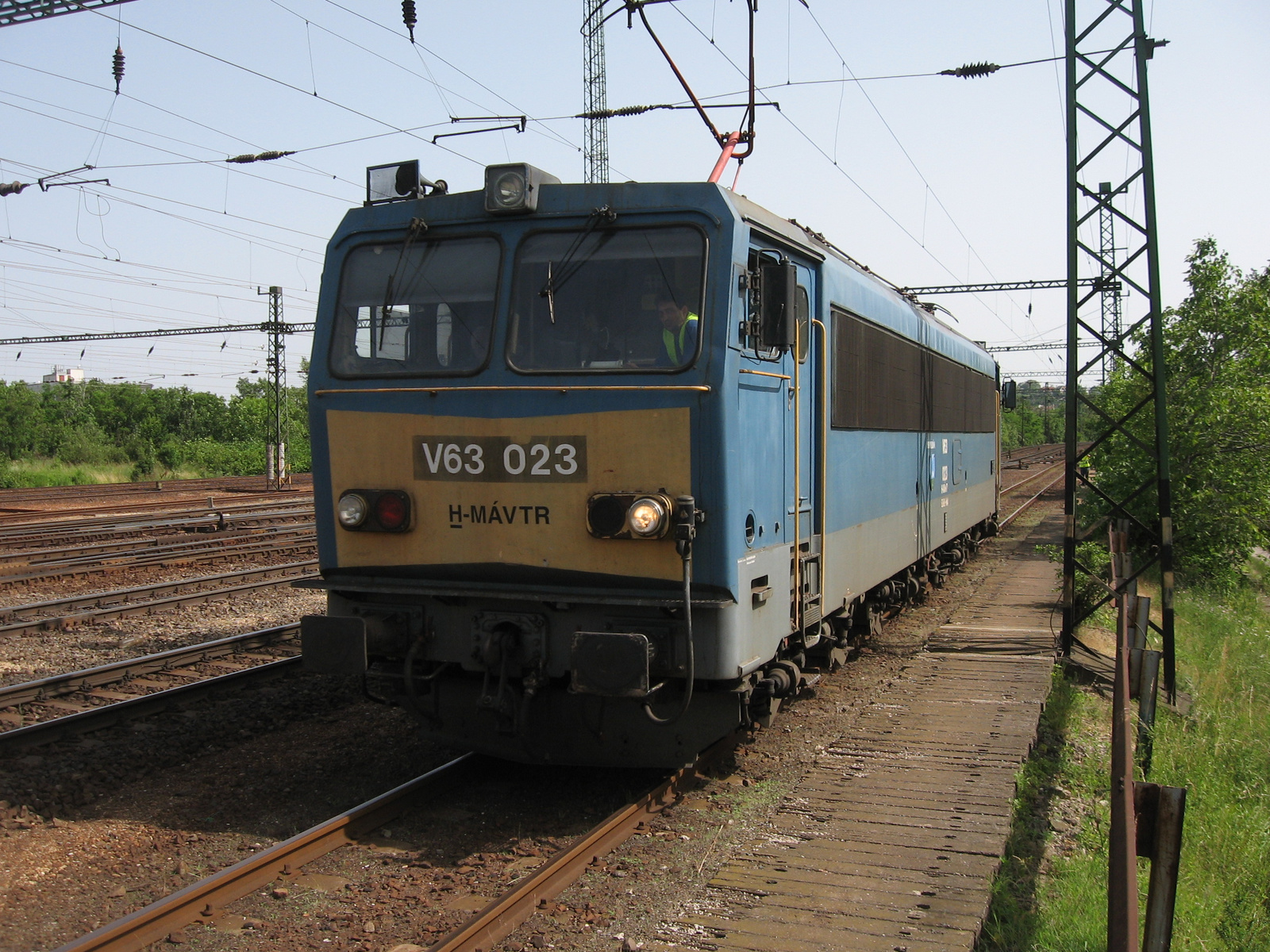 V63  023