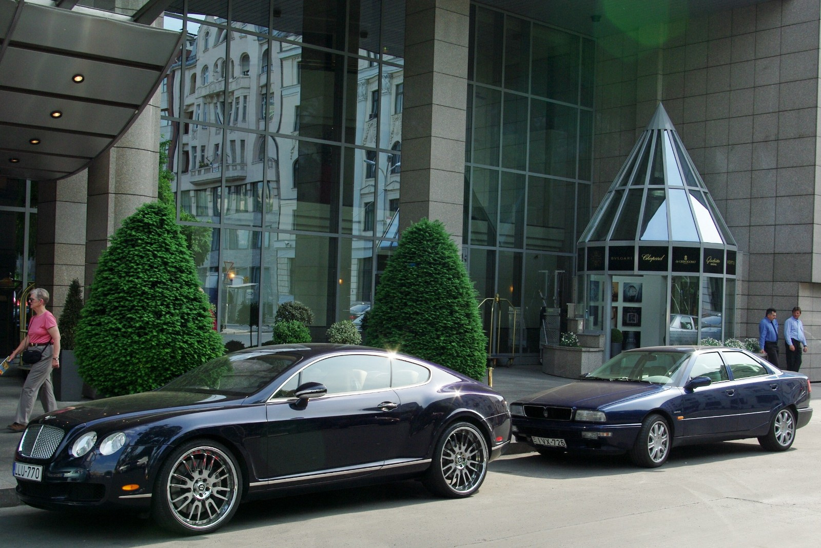 Bentley Continental GT vs. Maserati Quattroporte (1)