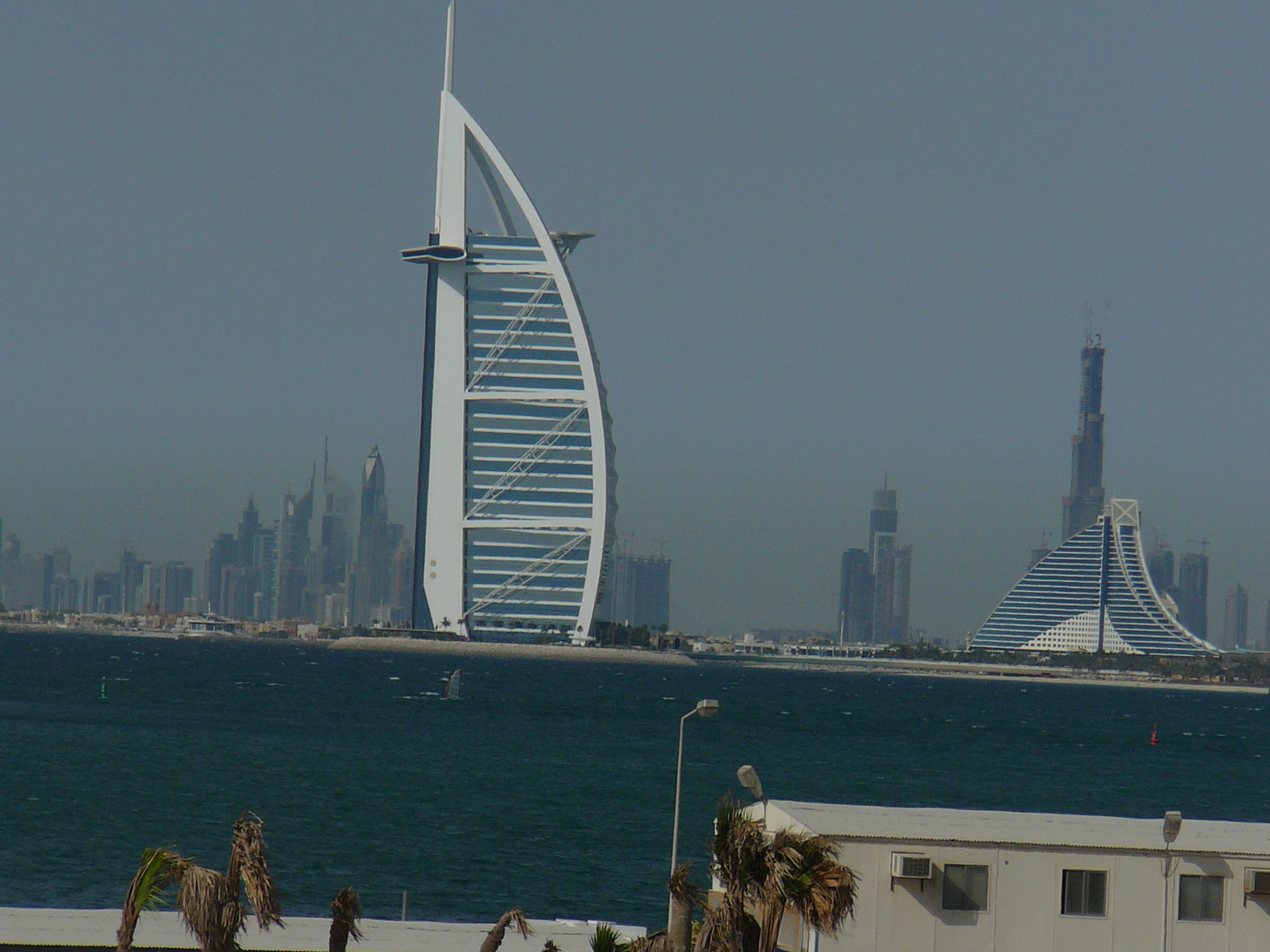 Dubai - A háttérben épül a Burj Kalifa