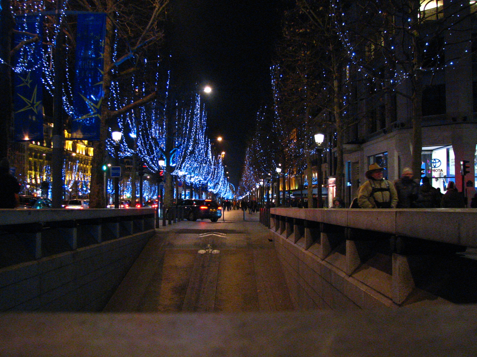 Kocsifeljáró a Champs Elysée-n