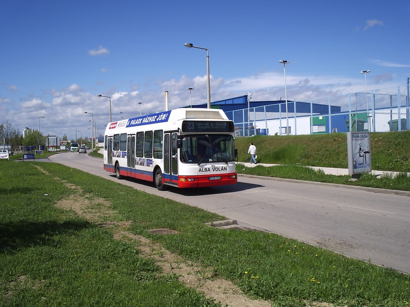 KJR-760 a Tesco bejárati úton