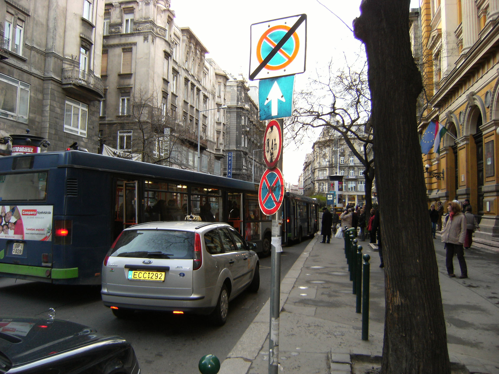 bunkó taxis a buszmegállóban