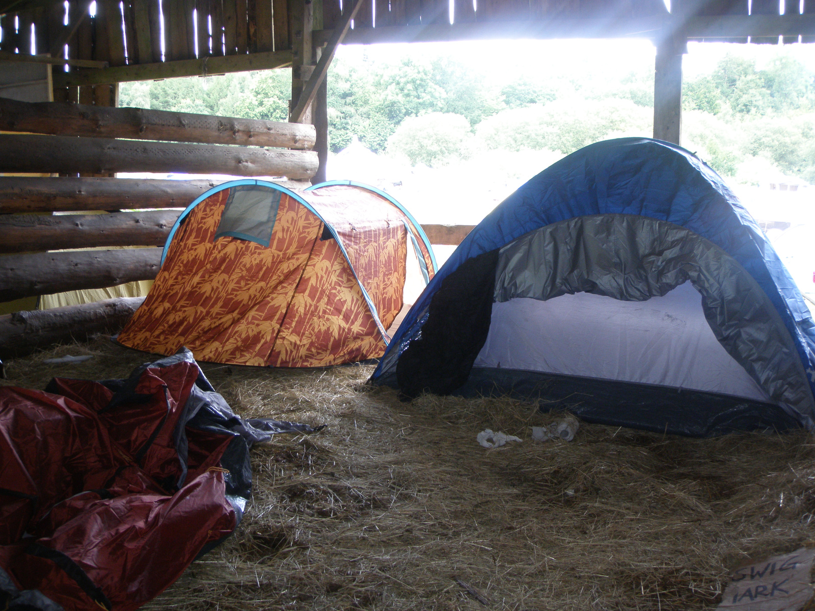 sátrak az istállóban