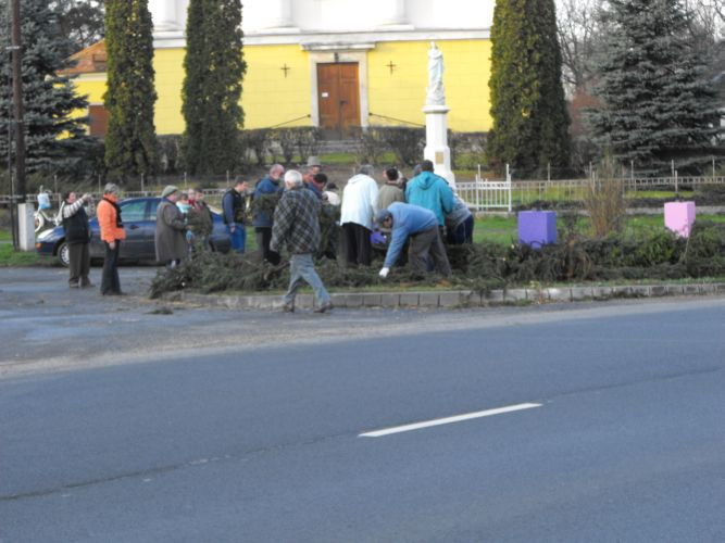 20101127-Adventi koszorú készítésel Hegyfalu 002