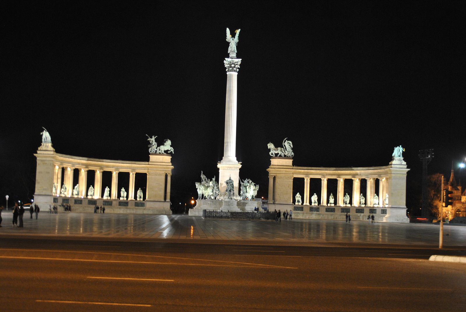 Budapest by Nigh 050