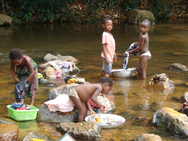 207-92-togo-children-washing-clothes-734402