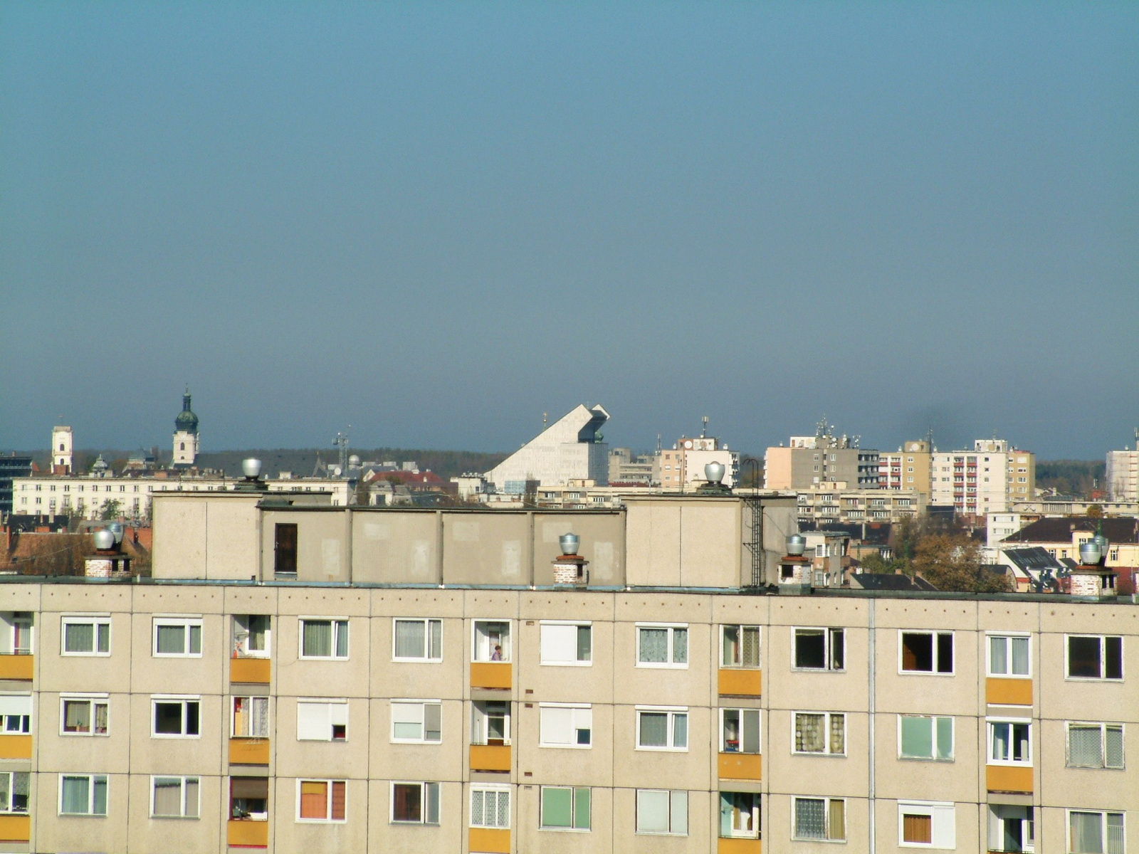 2010.10-Kilátás Győrre nézve  a háztetőről!! 001