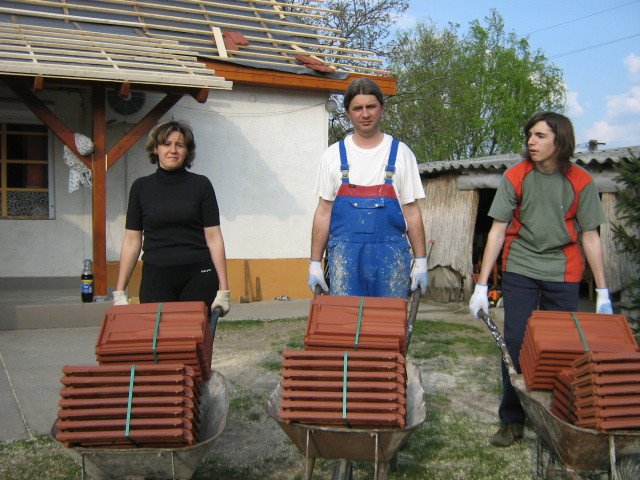 2008.04.14. Tetőkészítés  terasz és cseréphordás 009