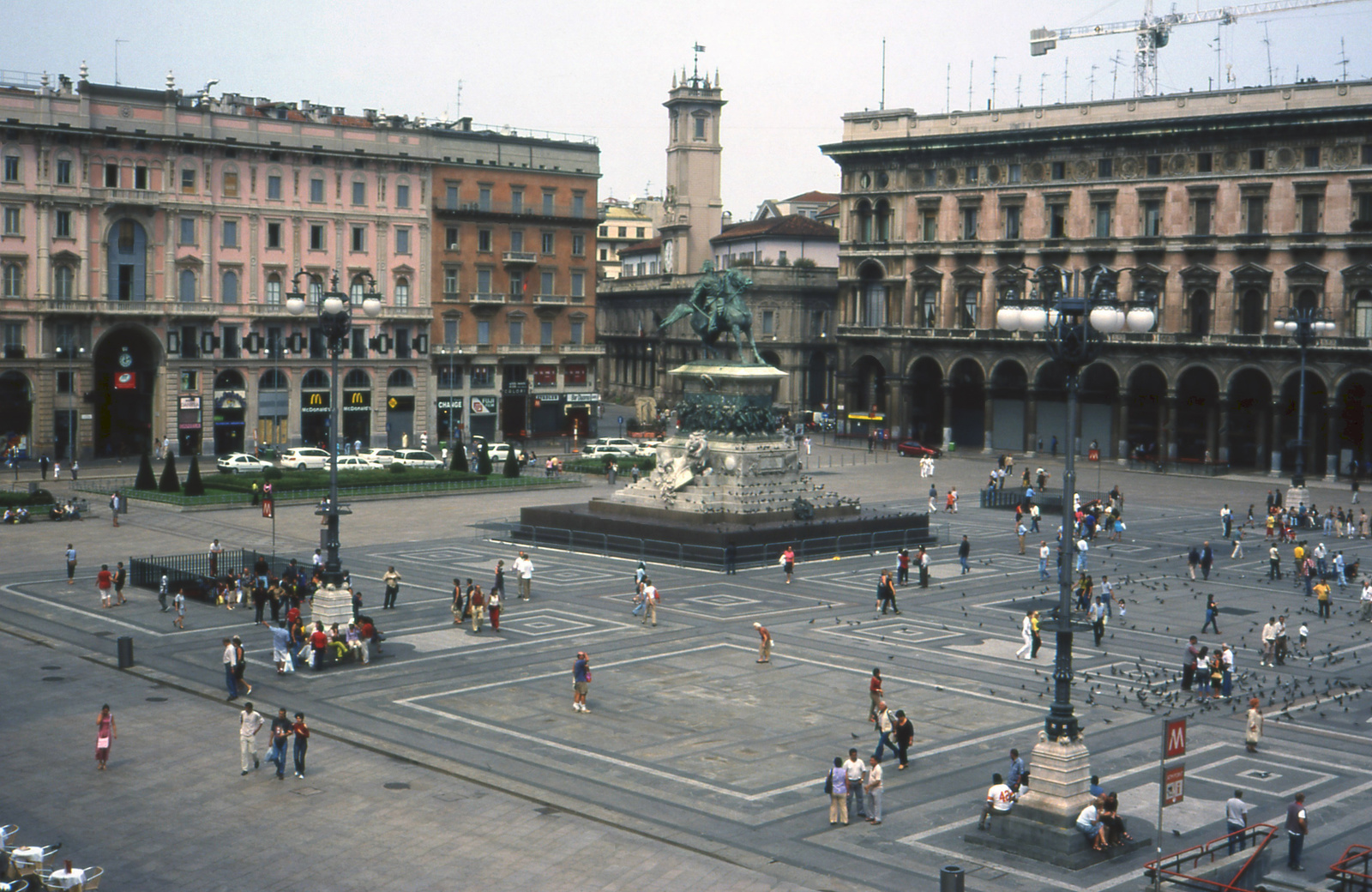Milano Dóm előtt Vittorio Emmanuel szobor