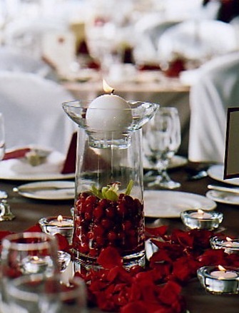 vörös-barna gyertyás asztal