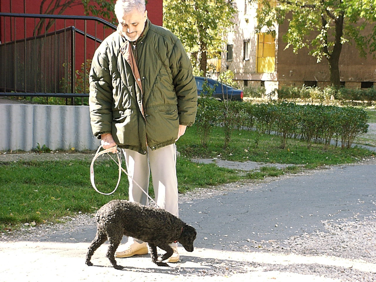 kutya és gazdája a Béke téren 2007.10.13.10