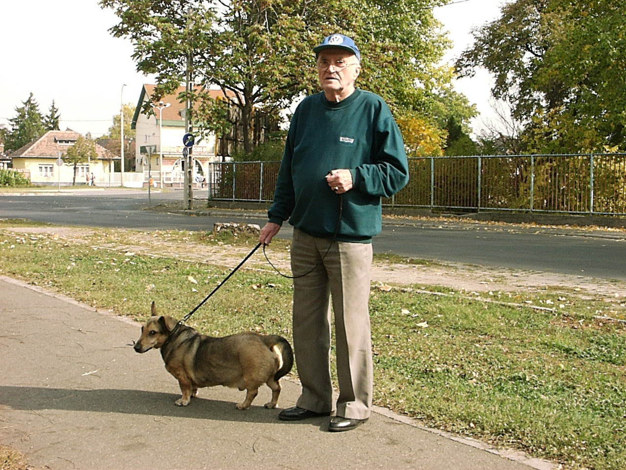 Kutya és gazdája a Béke téren 2007.10.12.05