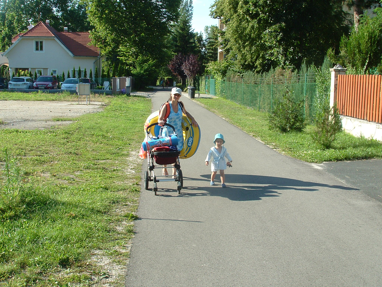 strandmenet ( pici gyerek sokk cuccal jár)