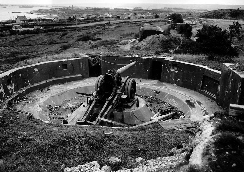 800px-German Artillerie near Cherbourg