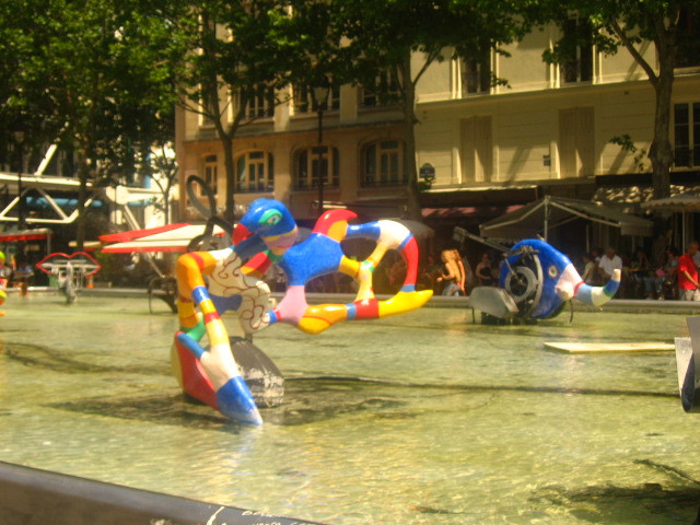 Centre Pompidou Beabourg melletti 'tó' (2)