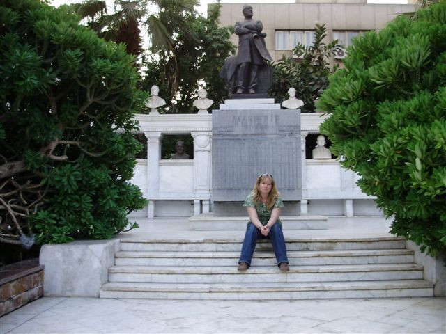Mariette szobrával