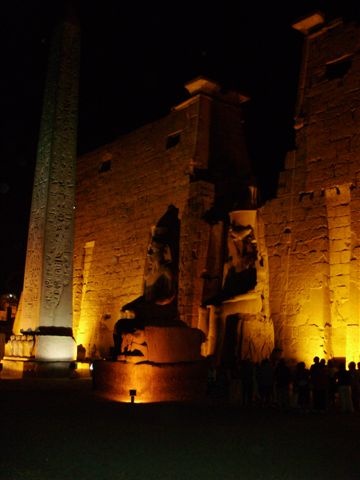 Luxor esti fényben