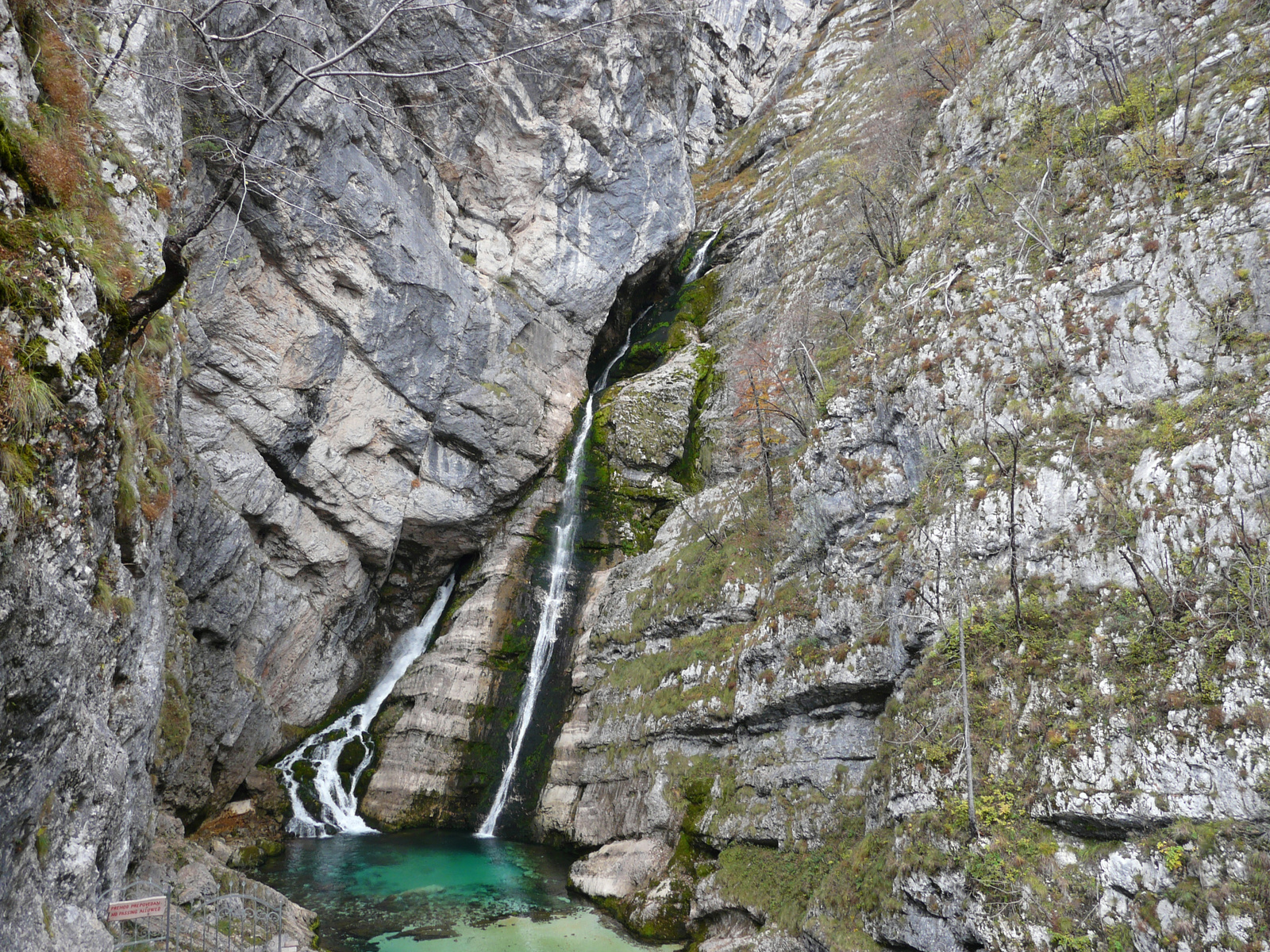 vízesés a hegyen