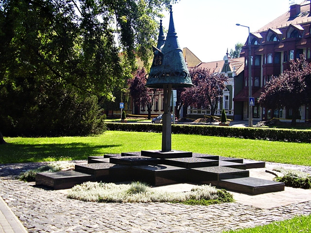 A Solar Hotellel szemben helyezkedik el a Széchenyi István parkb