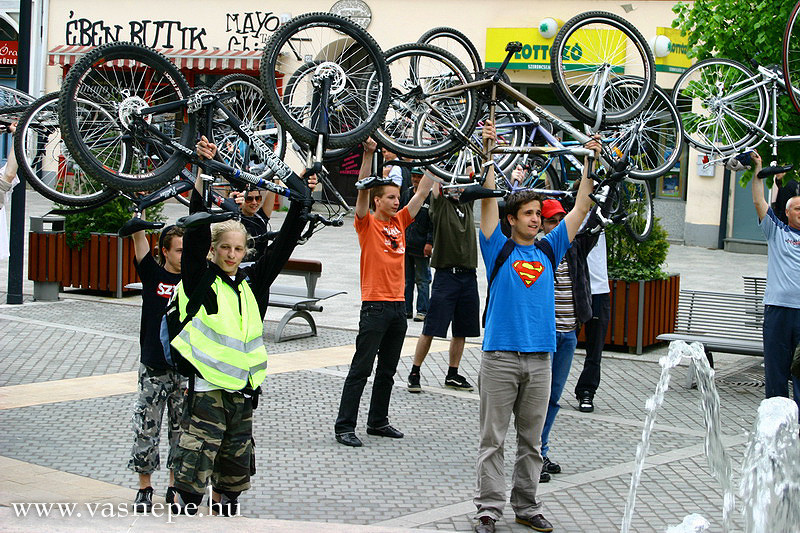 Critical Mass 20090419 Szombathely -emelés 1