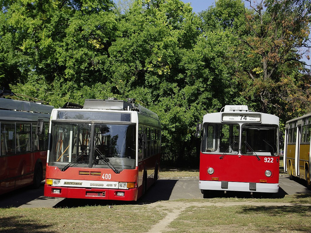 Ikarus 411T és ZIU 9 a Közlekedési Múzeumnál 1 2009.09.27