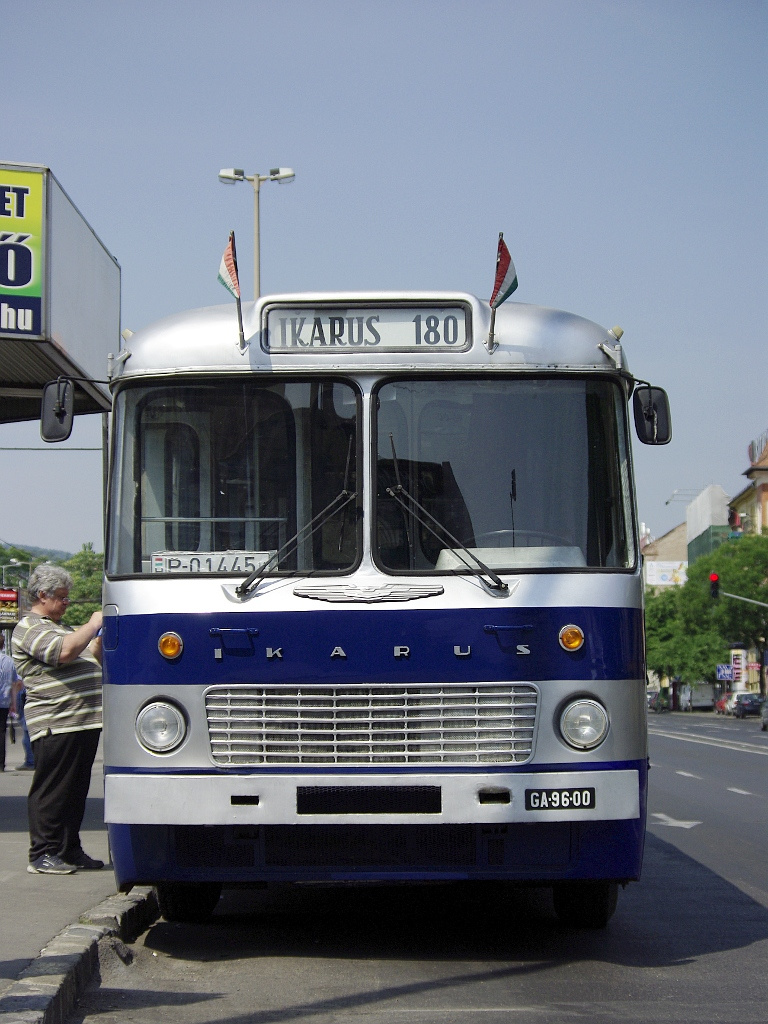 Ikarus 180 a Széll Kálmán téren 23 2011.06.05