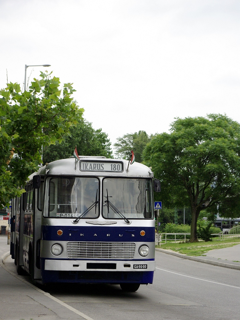 Ikarus 180 a Szentlélek téren 11 2011.06.11