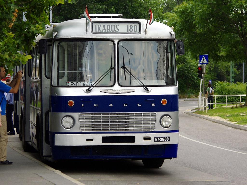 Ikarus 180 a Szentlélek téren 17 2011.06.11