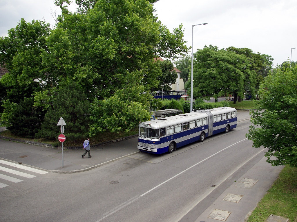 Ikarus 180 a Szentlélek téren 22 2011.06.11