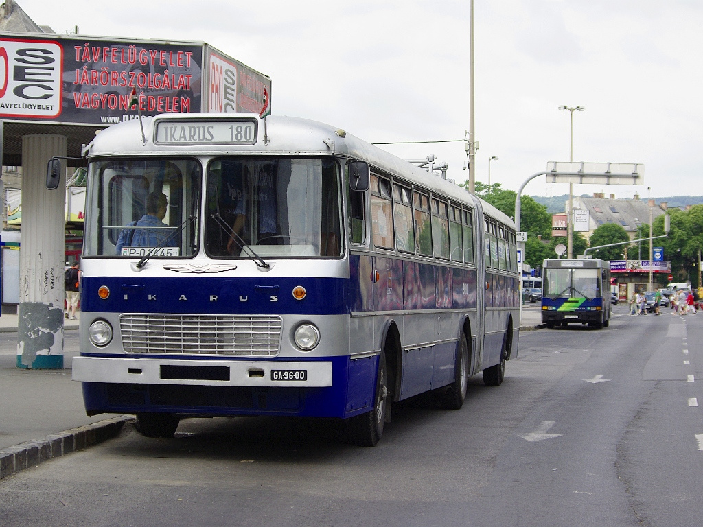 Ikarus 180 a Széll Kálmán téren 2 2011.06.18