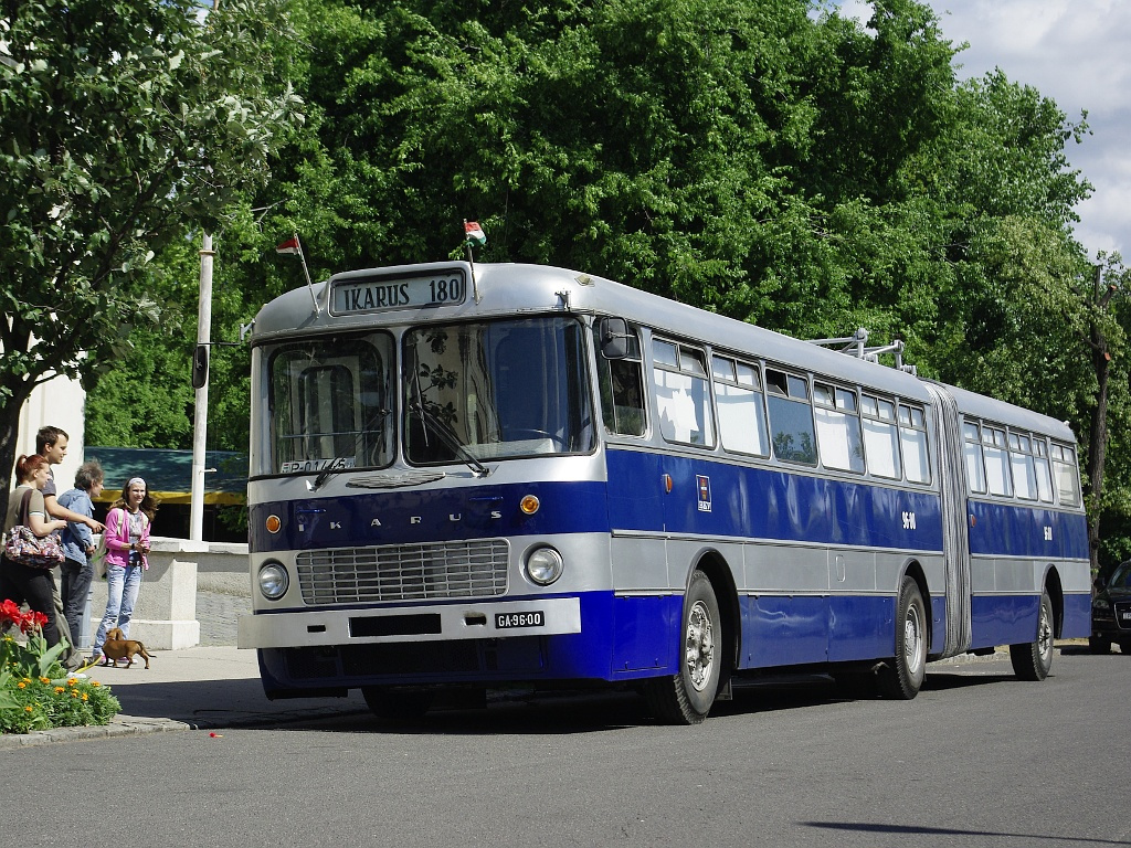 Ikarus 180 a Közlekedési múzeumnál 03 2011.06.25