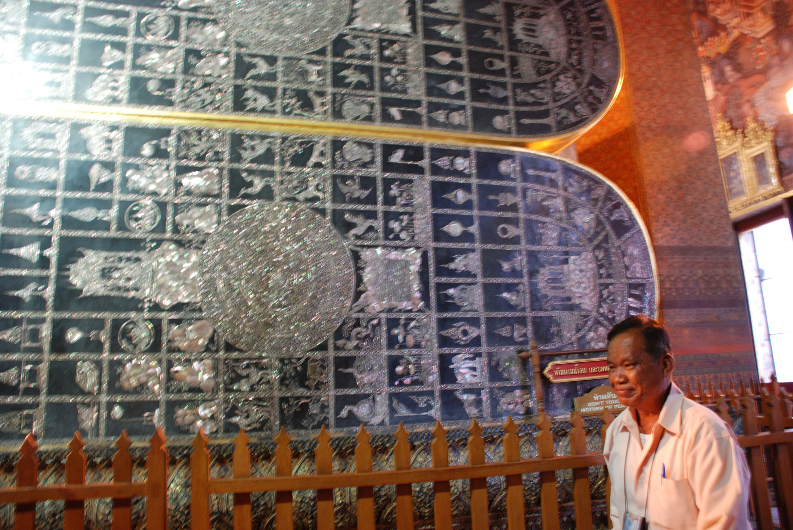 Wat Pho - Fekvő Buddha talpán gyöngyberakások