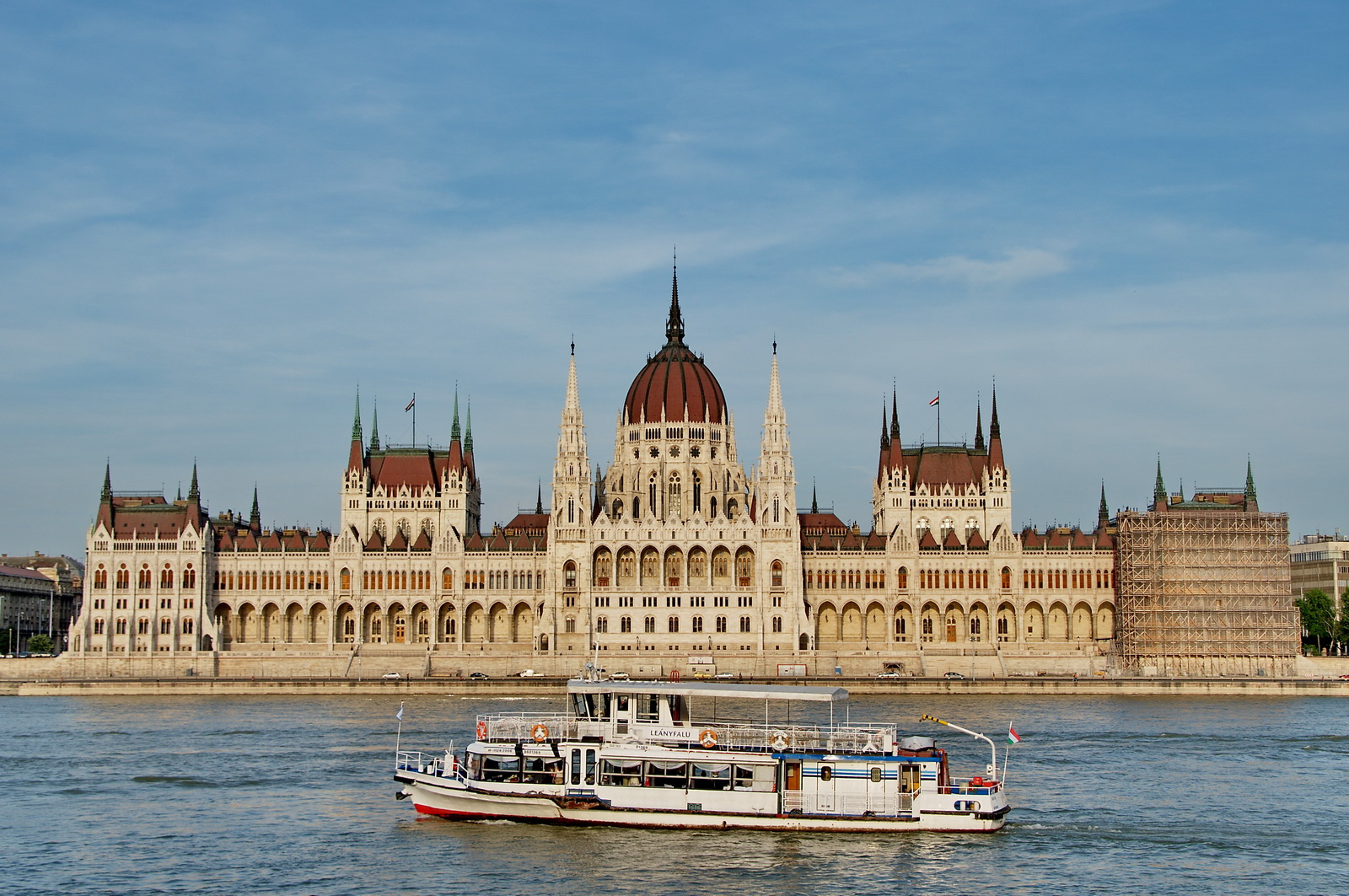 Parlament hajóval