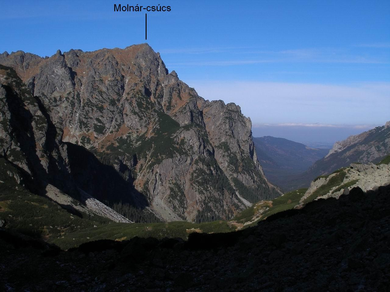 Molnár-csúcs és jobbra a Molnárka völgybe zuhanó meredek fala.