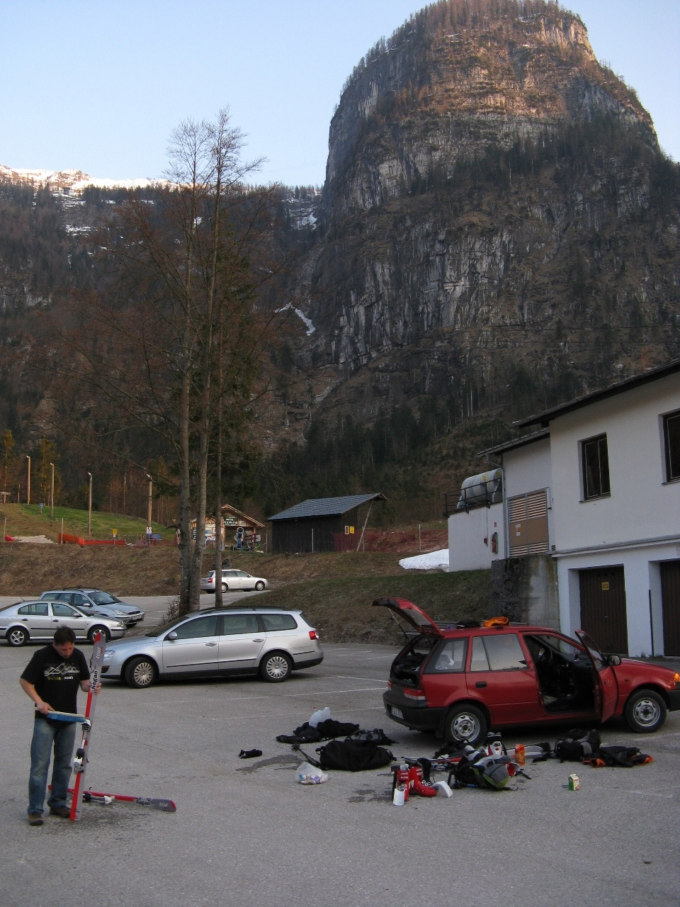 Krippenstein-i völgyállomás parkolója. (Foto:Pintér Farkas)