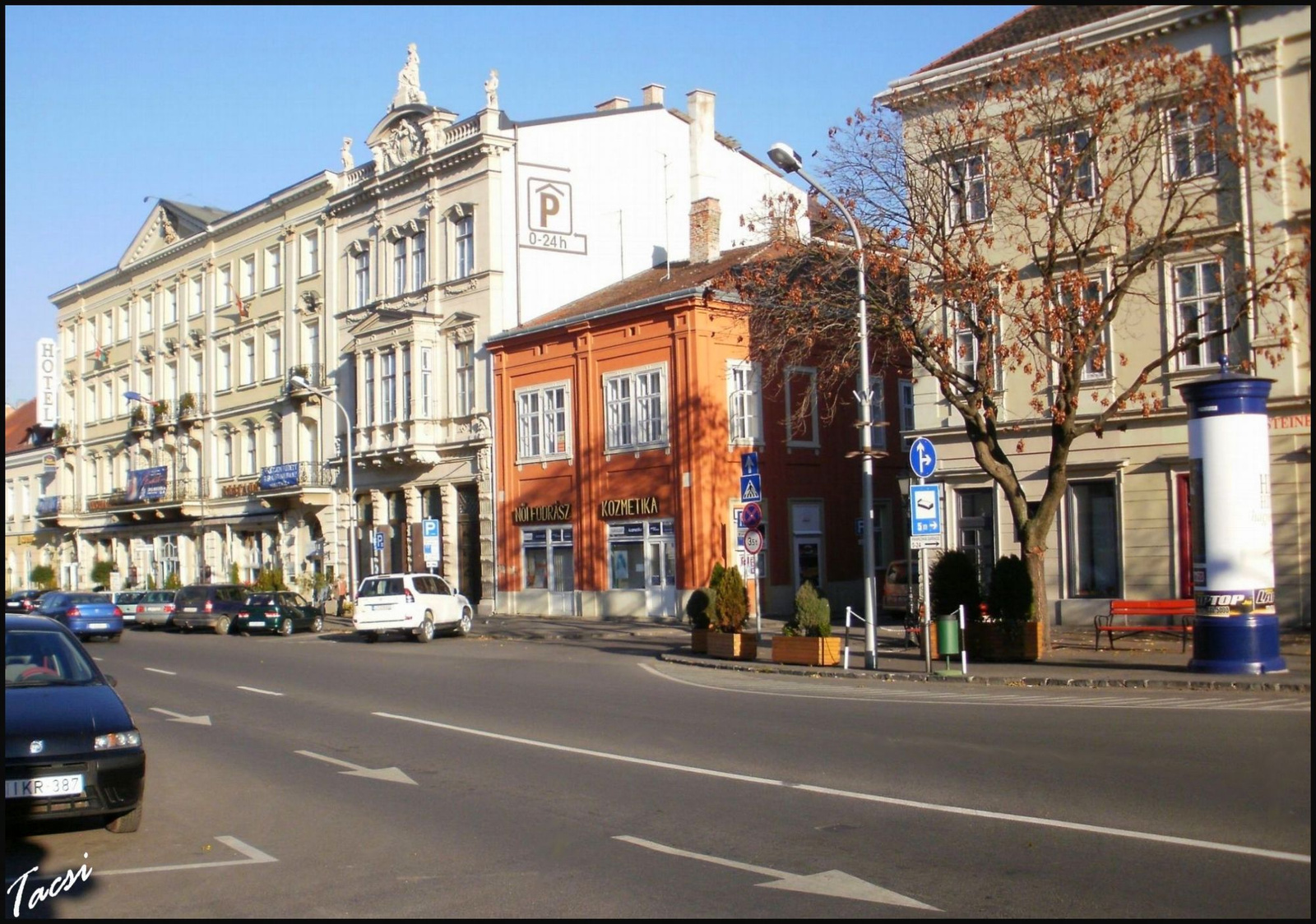 Torna utca bejárata és a Pannónia szálló