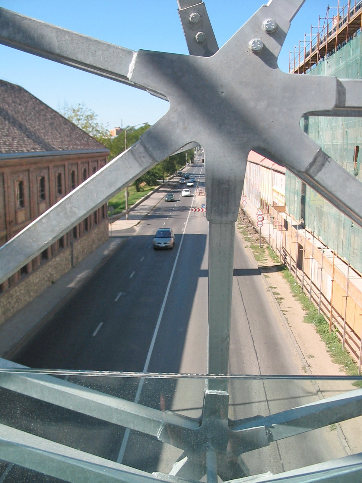 Híd a Zsolnay út felett