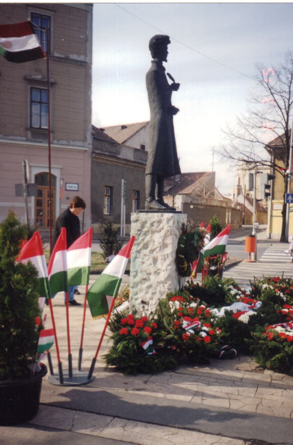 Petőfi tér átalakítás előtt-- a Petőfi szoborral- március 15-én