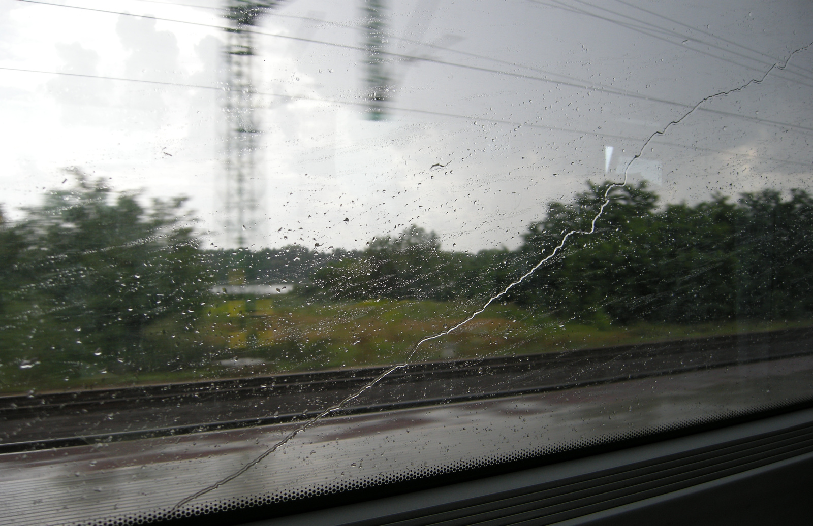 Robogó vonatból esőben