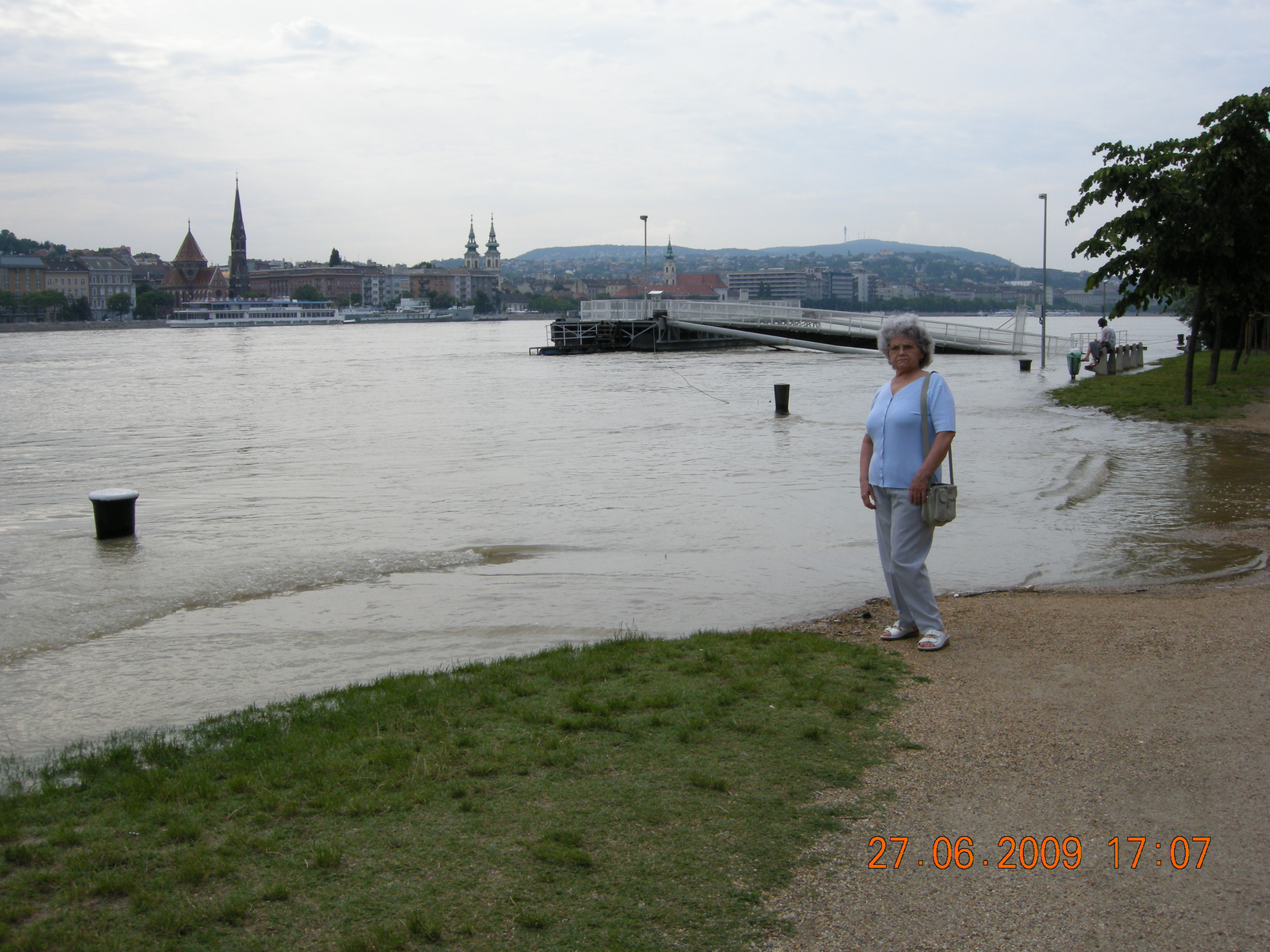 A sétányon a Duna