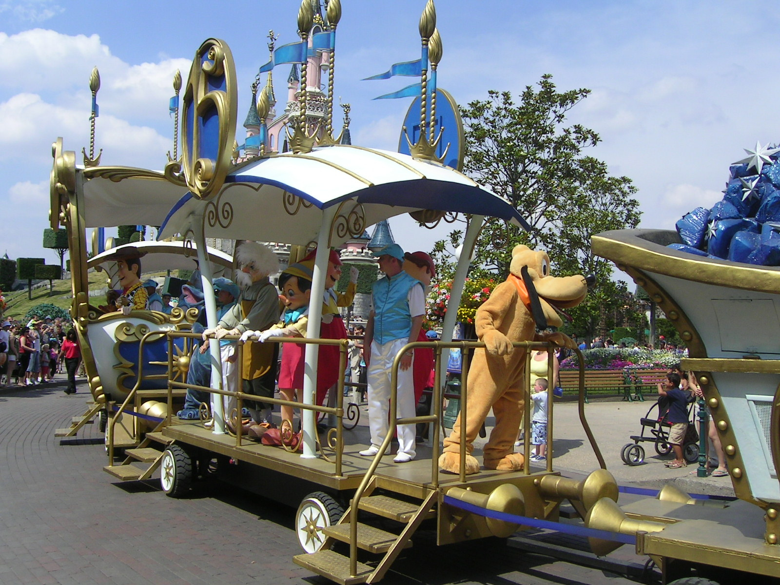 49 - Disneyland - Disney's Once Upon a Dream Parade