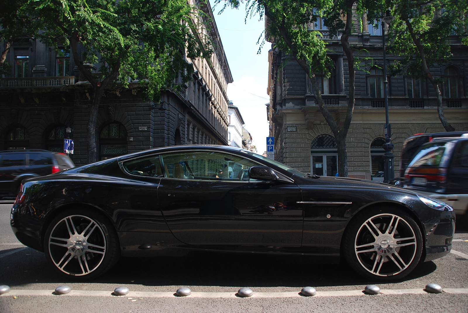 Aston Martin DB9