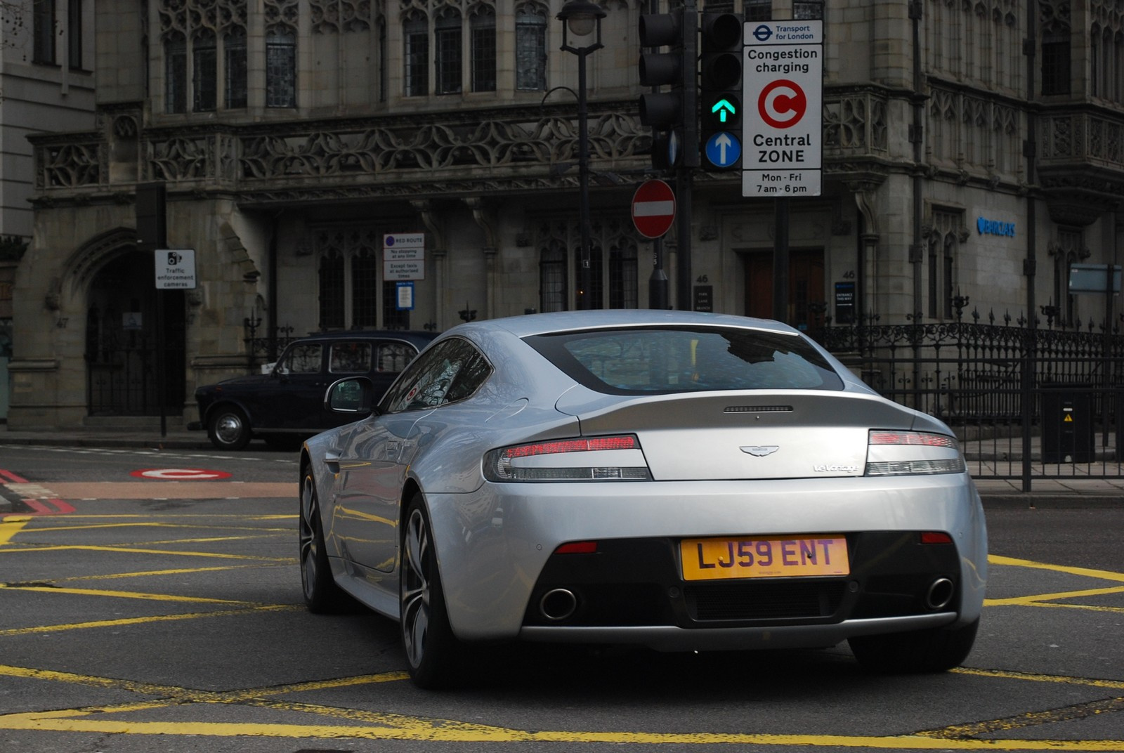 Aston Martin V12 Vantage